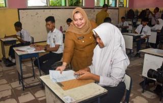 Beri Semanagat Kepada Peserta ujian Akhir, Bupati Kasmarni Kunjungi Beberapa Sekolah