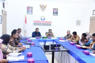 Boyong 24 Instansi, Bupati Serahkan Laporan Kepatuhan Standar Pelayanan Publik Kepada Ombudsman Perwakilan Riau