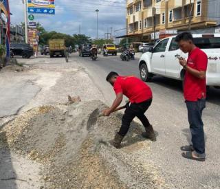 Menindaklanjuti Laporan Masyarakat, Bupati Bengkalis Intruksikan Dinas PUPR Bengkalis Perbaiki Jalan Rusak