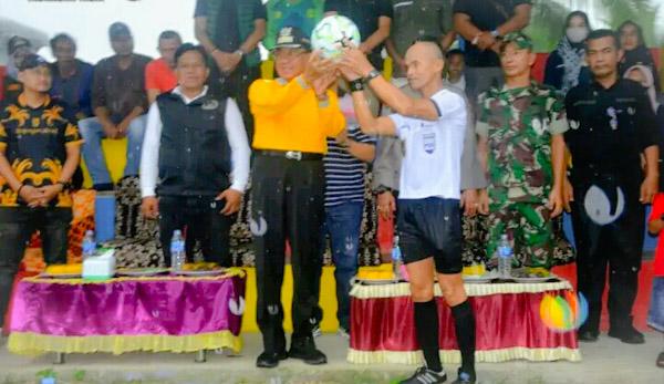 GOL..GOL," Bupati Inhil H. M Wardan Langsung  Membuka Turnamen Open Piala Bupati 2023 Di Desa Sungai Undan Kec Reteh