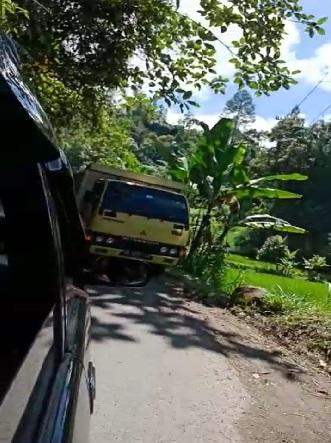 Tak Ada Respon, Tokoh Muda Desa Air Taganang Keluhkan Jalan Sempit Lintas Matur-Setingkai