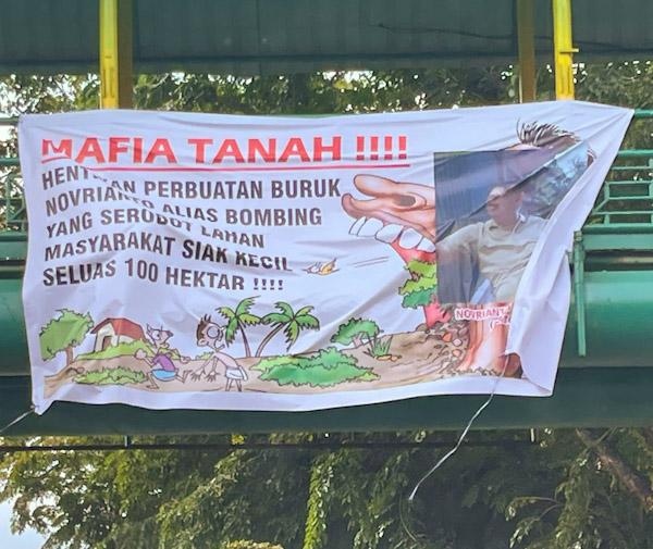 Beredar di Pekanbaru Spanduk Warga Siak Kecil Minta APH Tangkap Mafia Tanah