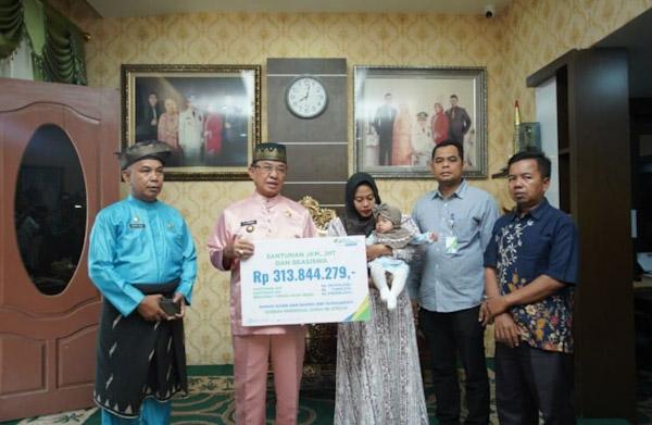 Bupati Inhil Salurkan Santunan  Kematian 313 Juta Dari BP Jamsostek Kepada Ahli Waris Penumpang SB Evelyn Calisca