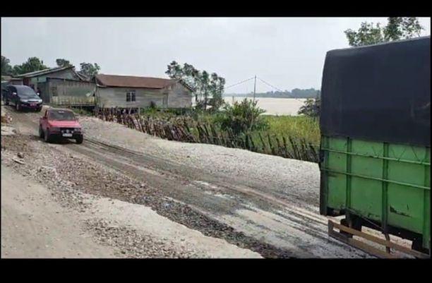 HM Wardan Perintahkan Segera Tangani Jalan Longsor di Pekan Tua