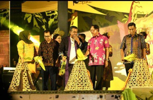Buka Festival Ekonomi Kreatif, Bupati HM WARDAN Harapkan Dapat Meningkatkan UMKM di Kabupaten Indragiri Hilir 