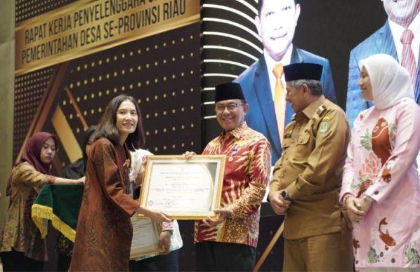 Sukses Lakukan Percepatan Pembangunan Desa, Bupati Inhil HM WARDAN Terima Lencana Bhakti Desa Pertama