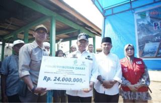 Turut Rasakan Duka Mendalam, Bupati Inhil Tinjau dan Serahkan Bantuan Kepada Korban Kebakaran Desa Sialang Panjang