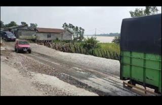 HM Wardan Perintahkan Segera Tangani Jalan Longsor di Pekan Tua
