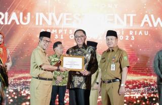 Serap 10,6 Triliun Realisasi Investasi dan 20,8 Ribu Tenaga Kerja, Pemkab Inhil Raih Penghargaan Riau Investment Award 2023