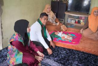 Bupati Pelalawan H. Zukri SE didampingi istri Sambangi Wanita Disabilitas Korban Perkosaan yang Telah Melahirkan
