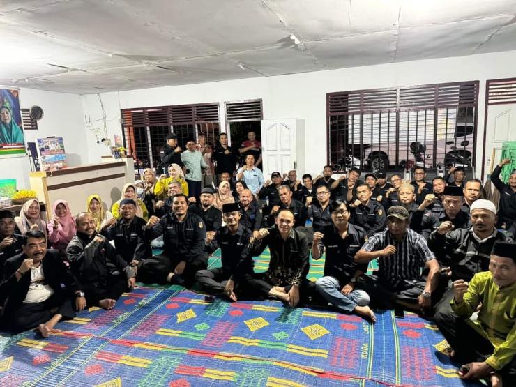 Camat Tuah Madani Nurhasminsyah Serahkan Insentif dan Sosialisasi Program Prioritas PJ Walikota Pekanbaru