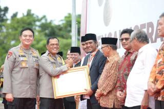 Ketum DPP Santri Tani NU H.T.Rusli Ahmad,SE,MM terima penghargaan dari Kapolda Riau