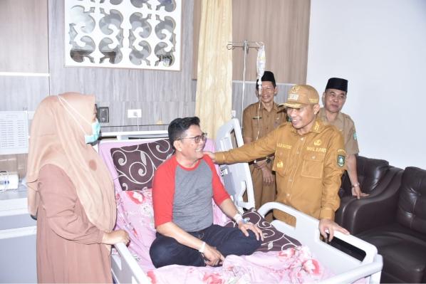 Wakil Bupati Bagus Santoso Besuk dan Doâ€™akan Kadiskominfotik Bengkalis Agar Segera Sembuh Serta Kembali Beraktifitas