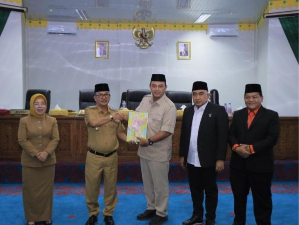 Rapat Paripurna DPRD Kabupaten Kampar Tentang Penyampaian Rancangan Ranperda APBD TA 2024