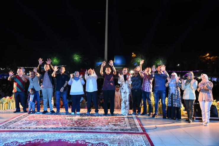 Masyarakat Tumpah Ruah Pada Paripurna 3 Tahun Kepemimpinan Bupati Kasmarni dan Bagus Santoso