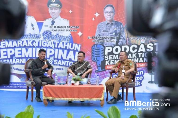 Semarak Tiga Tahun Kepemimpinan Kasmarni-Bagus Santoso, Diskominfotik Gelar Podcast di Lapangan Tugu