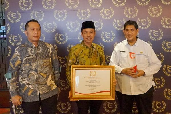 CAKAPLAH Award 2024, Bupati Rohil Terima Penghargaan Kepala Daerah Peduli Kerukunan Antar Suku dan Umat Beragama