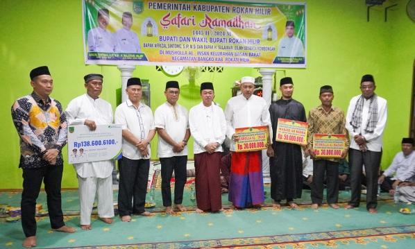 Safari Ramadan Perdana, Bupati Rohil Serahkan Bantuan Operasional 3 Rumah Ibadah dan Klaim BPJS 