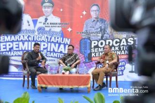 Semarak Tiga Tahun Kepemimpinan Kasmarni-Bagus Santoso, Diskominfotik Gelar Podcast di Lapangan Tugu
