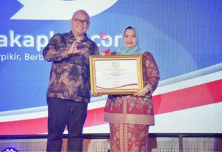 Sebagai Kategori Kepala Daerah Penggerak Pembangunan Desa, Bupati Kasmarni Terima Penghargaan Cakaplah Award