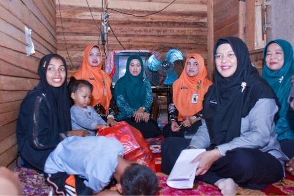 Ketua LK2S Kampar Kunjungi Balita Penderita Stunting Di Kecamatan Tambang