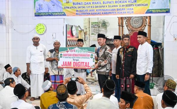 Safari Ramadan di Bagan Jawa, Bupati Rohil Serahkan Bantuan Operasional Masjid dan Musala