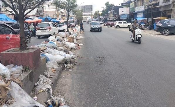 Lagi-lagi di Trotoar Jalan Lintas Bagan Batu Menjadi Tempat Lumbung Sampah