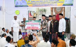 Safari Ramadan di Bagan Jawa, Bupati Rohil Serahkan Bantuan Operasional Masjid dan Musala