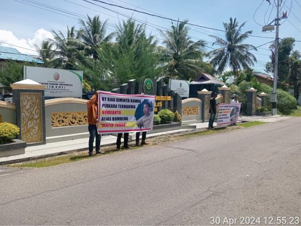 Perwakilan Masyarakat Desa Lubuk Gaung Bentang Spanduk Didepan PN Bengkali