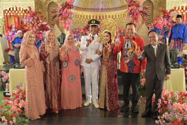 Bupati Kasmarni Ucapkan Selamat dan Berbahagia Kepada Yoandre dan Deni Pratiwi
