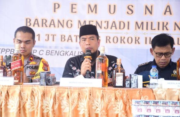 Beri Efek Jera Pada Pelanggar Bea Cukai, Bupati Bengkalis Apresiasi Pemusnahan Barang Oleh Bea Cukai Bengkalis