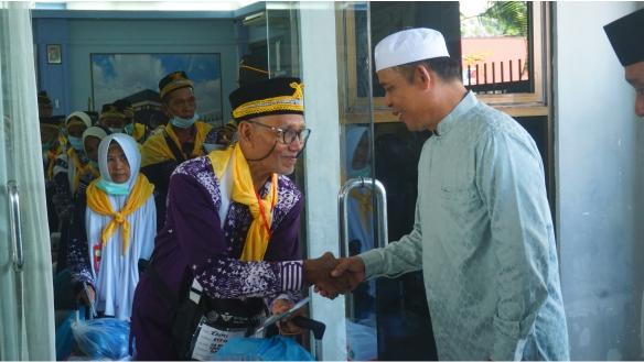 Pj Bupati Herman Lepas Keberangkatan Jamaah Calon Haji Inhil Kloter 04 Embarkasi Batam Menuju Madinah