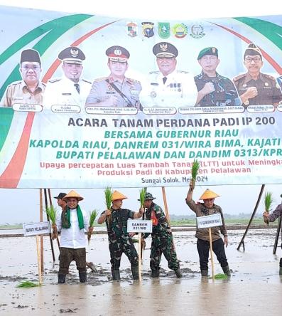 Bupati Zukri Sebut Tahun 2024 Ini Akan Bangun Tanggul Untuk Mendukung Program Penanaman Padi IP 200