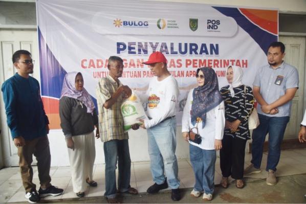 Pj Bupati Inhil Serahkan 31.320 Ton Bantuan Pangan Cadangan Beras Pemerintah Kepada Keluarga Penerima Manfaat