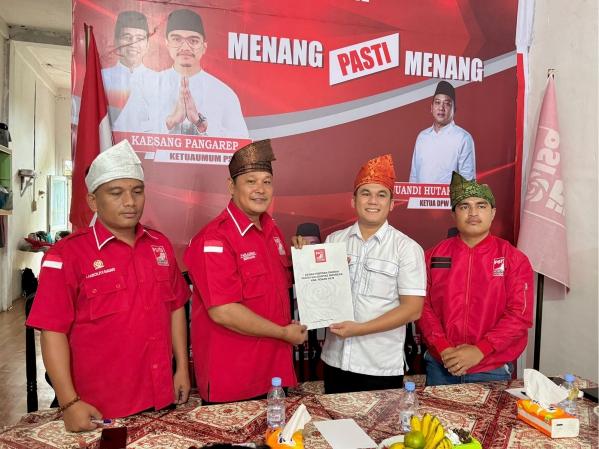 Disambut Pemasangan Tanjak dan Tari Persembahan, Maliki Resmi Mendaftar ke PSI untuk Kandidat Bupati Rohil