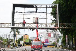 Tindakan Tegas Polres dan Pemkab Bengkalis, Billboard Milik Swasta yang Membahayakan Masyarakat Dibongkar