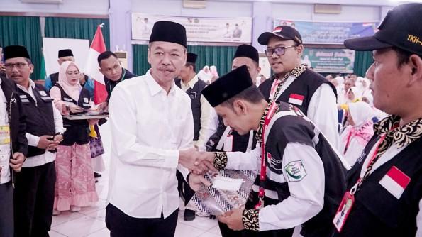 Bupati Rohil Lepas 393 CJH Kloter 14 Embarkasi Batam