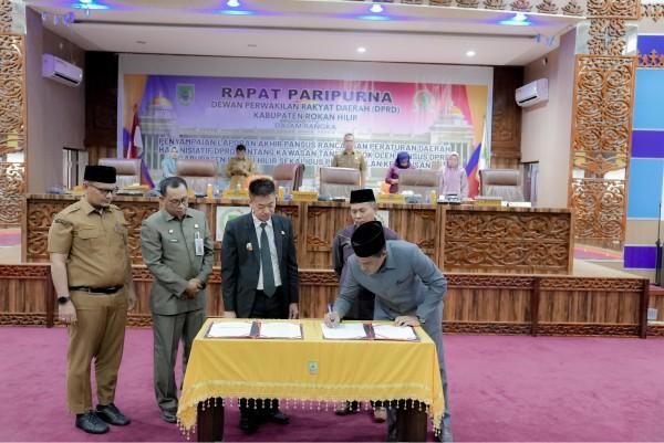Bupati Rohil Sampaikan Pendapat Akhir Pemerintah pada Paripurna DPRD