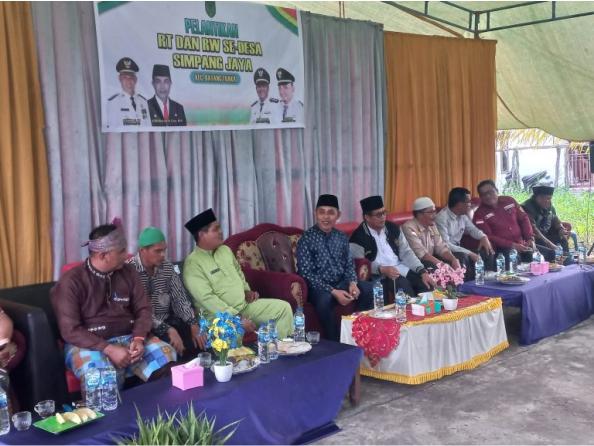 Pj Bupati Inhil Lantik Forum RT RW Desa Simpang Jaya dan Meninjau Pasar Murah jelang Lebaran Idul Adha