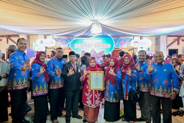 Bupati Bengkalis Kasmarni Raih Penghargaan Bupati Manggala Karya Kencana tahun 2024