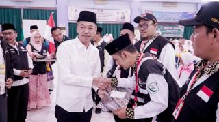 Bupati Rohil Lepas 393 CJH Kloter 14 Embarkasi Batam