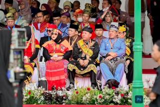 Kenakan Pakaian Adat Batak Toba, Bupati Bengkalis Ikuti Apel Upacara Harlah Pancasila