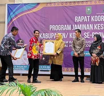 Bupati dan Kadiskes Rohil Terima Penghargaan UHC Dari Gubernur Riau 