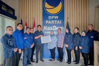 Kasmarni-Bagus Terima SK dari Partai Nasdem Untuk Pilkada Bengkalis