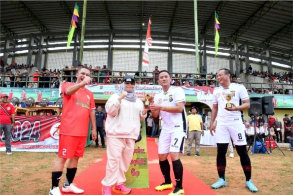 Bupati Kasmarni Tutup Turnamen Sepak Bola Kapolres Bengkalis Cup