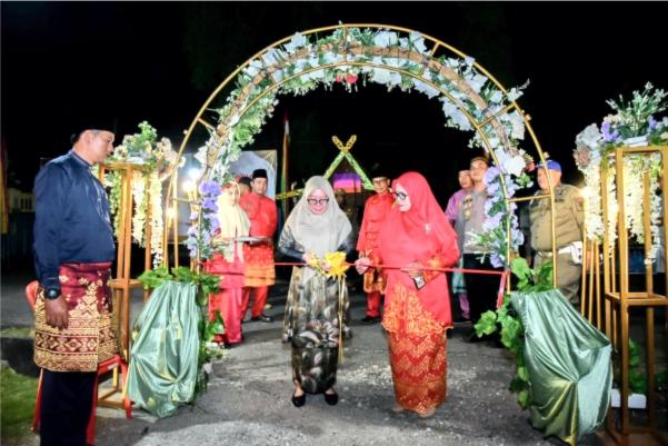  Ketua TP PKK Kabupaten Bengkalis Hj Siti Aisyah Buka Stand Bazar MTQ ke-19 Tingkat Kecamatan Siak Kecil