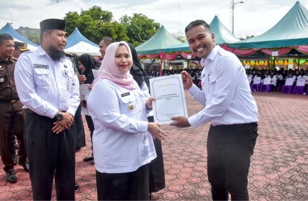 Kasmarni Serahkan SK Penempatan 1.143 P3K dan 3 PNS 