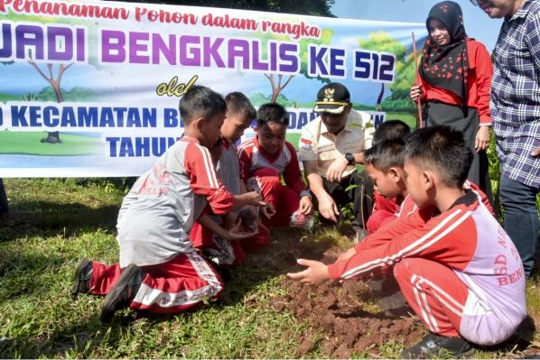 Sempena HUT Bengkalis ke 512, Wabup Bengkalis Ajak Siswa Tanam Pohon