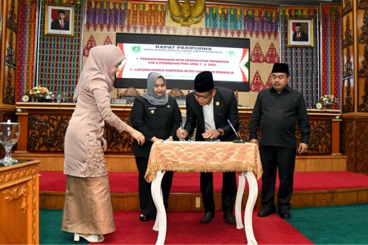 Bersama Pimpinan DPRD, Bupati Bengkalis Teken Nota Kesepakatan Perubahan KUA PPAS 2024