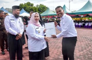 Kasmarni Serahkan SK Penempatan 1.143 P3K dan 3 PNS 